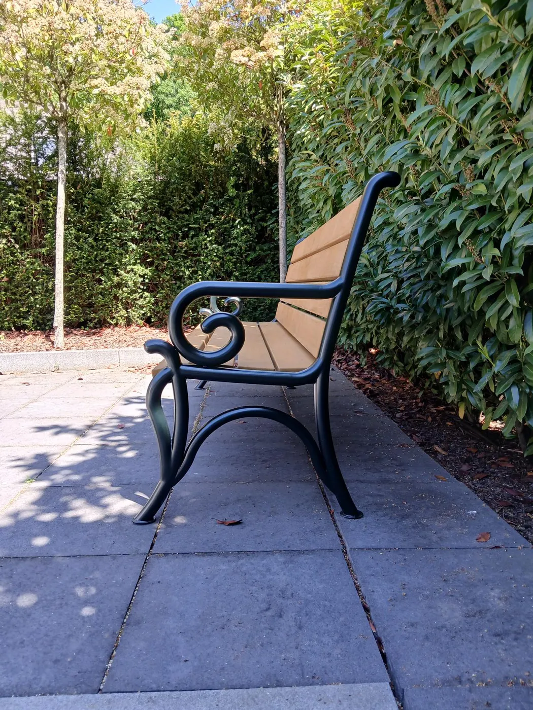 Möbelstück aus Metall