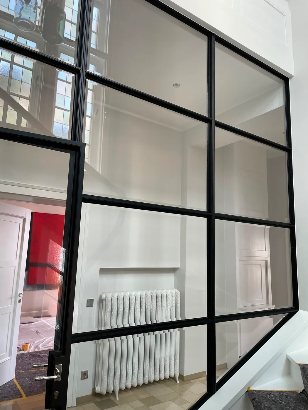 Raumteiler aus Stahl und Glas