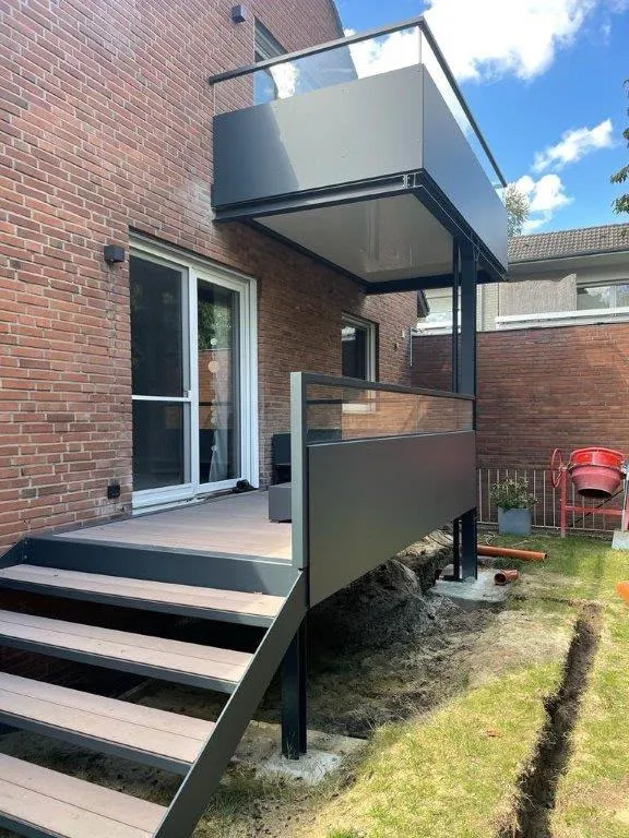 Auskragender Balkon mit Treppe