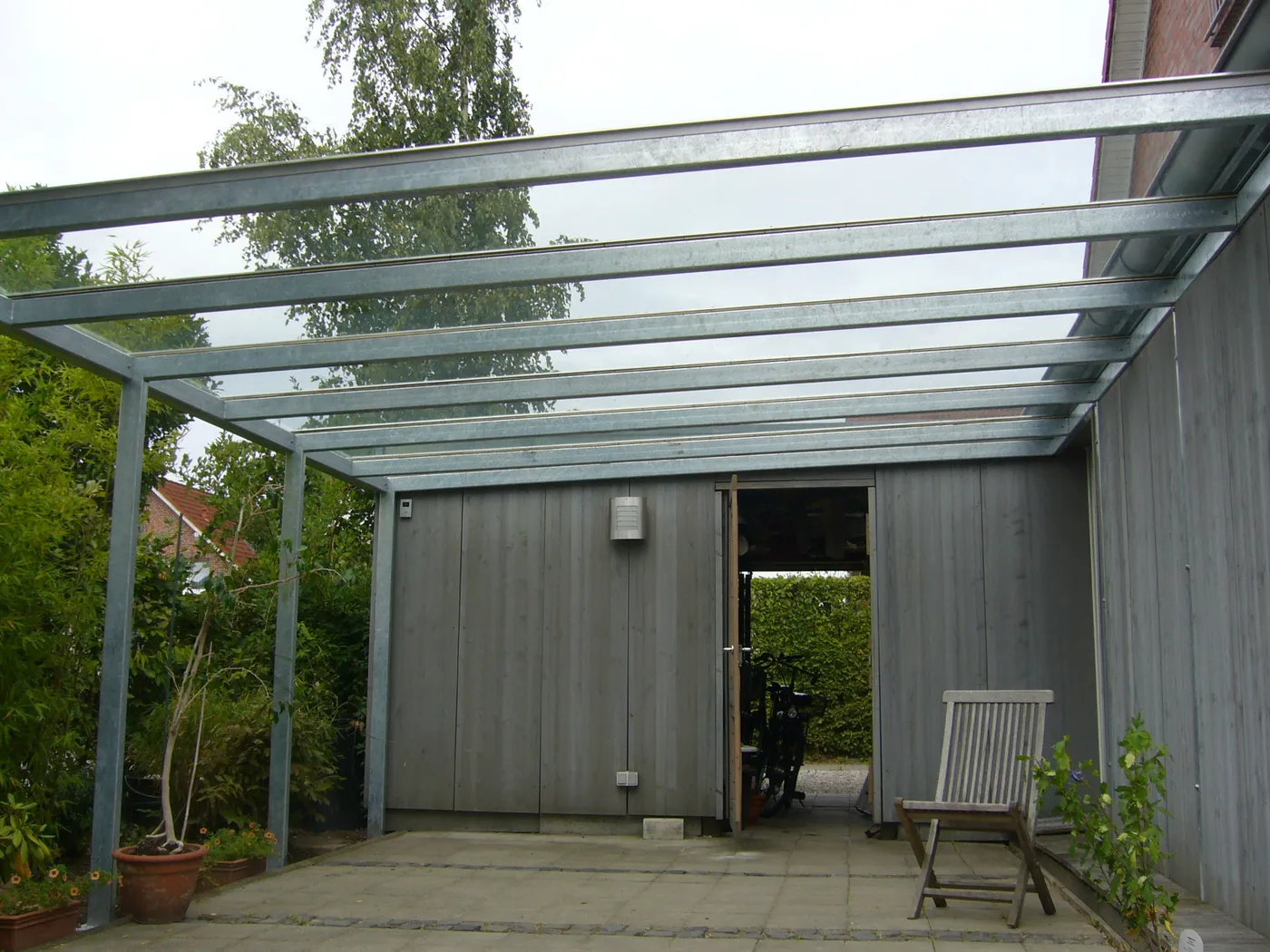 Carport aus verzinktem Stahl und Verglasung