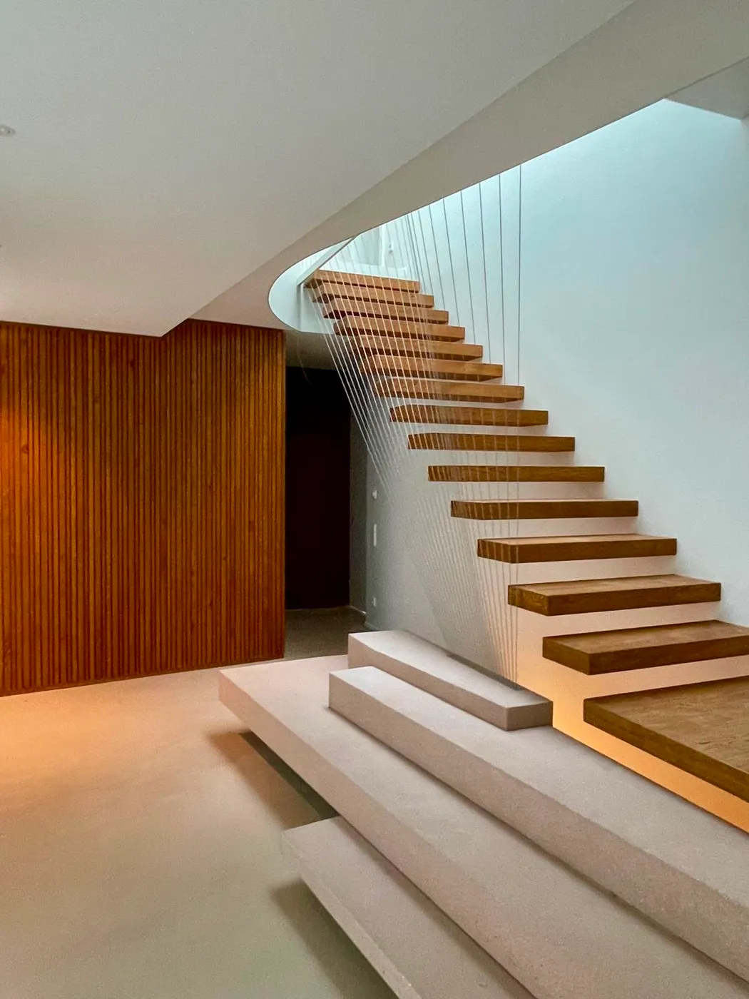 Freitragende Holztreppe