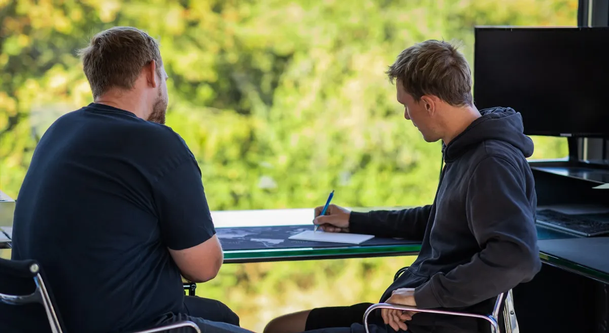 Ben Espei und Jonas Kroh bei der Projektplanung im Büro